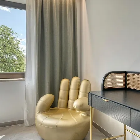 Aparthotel Goldfinger + Lana