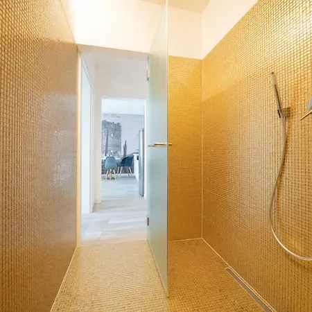 Aparthotel Goldfinger + Lana